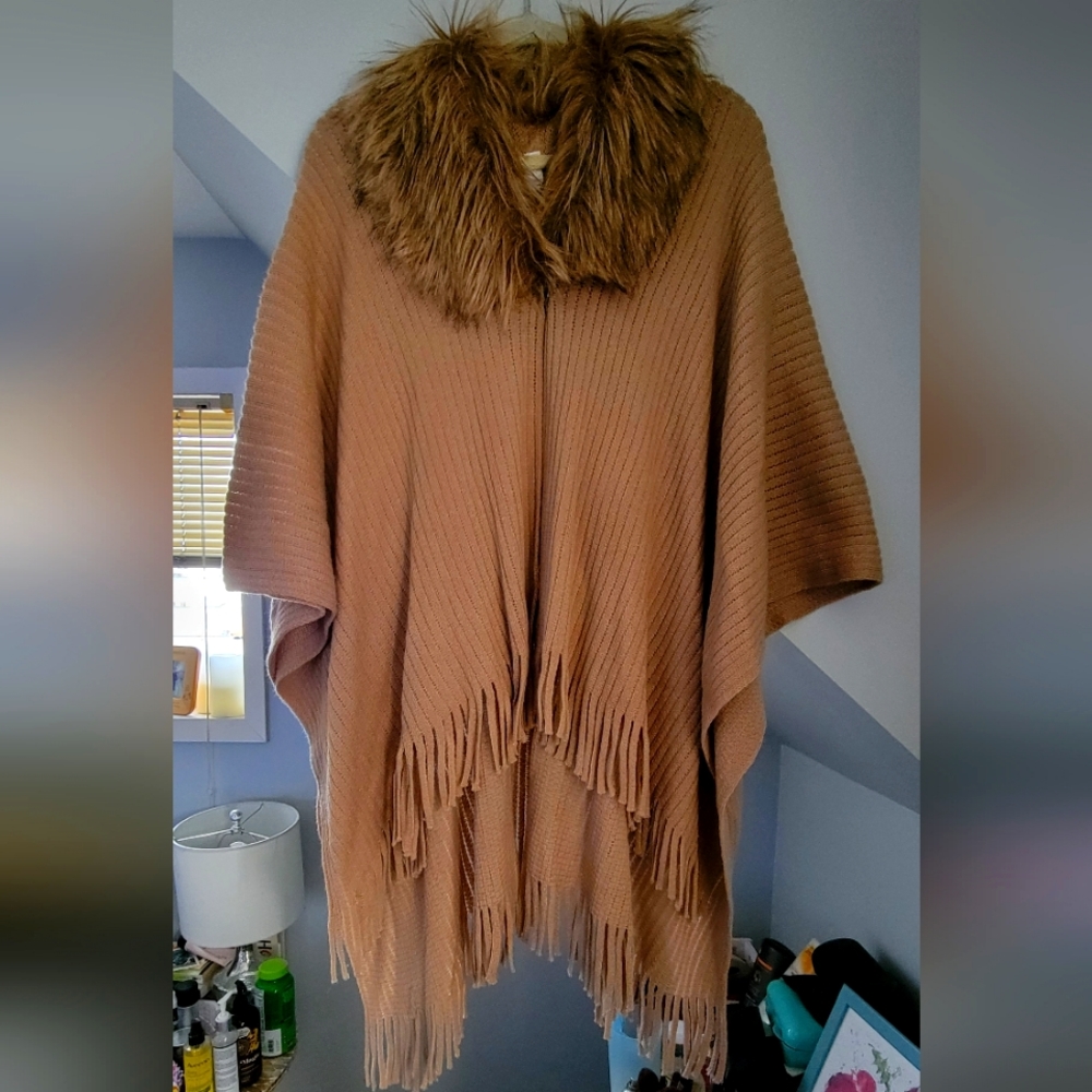 Beautiful shawl with fau-fur collar